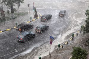 Cod galben de ploi şi grindină în aproape jumătate din ţară. Lista judeţelor afectate