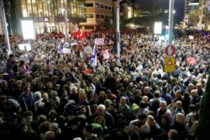 Războiul PSD-Iohannis, la alt nivel. Se pregăteşte un protest URIAȘ: Sute de MII de oameni în STRADĂ