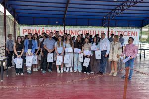 Primarul din Fălticeni, Cătălin Coman, i-a premiat pe elevii cu cele mai mari medii la ...