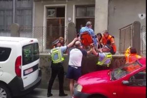 Din cauza unui şofer nesimţit medicii chemaţi să salveze un bărbat care suferise un infarct au sărit GARDUL! Cu tot cu pacient!