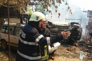 Incendiu la o firmă de dezmembrări auto în Sibiu