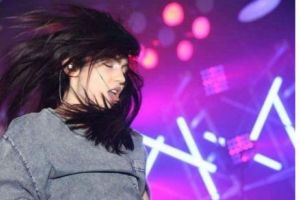 O CÂNTĂREAȚĂ CELEBRĂ îşi schimbă NUMELE. Presiunile unui MILIARDAR CELEBRU au împins-o spre această DECIZIE