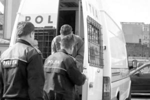 Maşină cu numere false, şofer cu permisul anulat