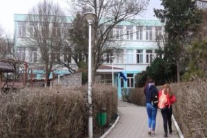 O MINORĂ, jignită de un POLIȚIST în faţa colegelor. DOUĂ ZILE nu a mai ieşit din CASĂ