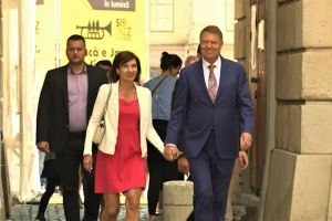 VIDEO – Klaus Iohannis la Sibiu. A mers la biserică alături de Prima Doamnă