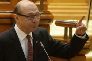 TEORIA lui Zegrean privind revocarea lui Dăncilă, CONTRAZISĂ de Băsescu. „Ne ducem la cartea asta mică (...) Preşedintele nu-l poate revoca”
