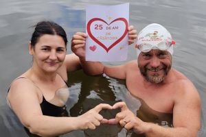 Nuntă de argint… pe apă. Avram Iancu a înotat 18 km în ziua 25 a provocării pentru „ultimul dans” al înotului transcontinental