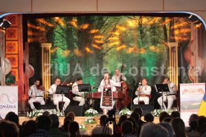 Cea de-a XIII-a editie a Festivalului National de Folclor Dor de Cant Romanesc“, organizat de Primaria Cumpana s-a incheiat. Trofeul, adjudecat de Alexandra Yasmine Polacek din Targu Jiu (galerie foto)