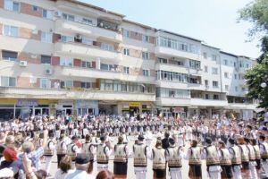“Mi-aş dori ca huşenii să vină îmbrăcaţi în port popular”: Festivalului iei