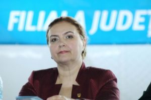 ANI sesizează Parchetul General în cazul senatoarei Carmen Hărău. Aceasta este acuzată de fals în declaraţiile de avere, întrucât ar fi deţinut simultan funcţia de parlamentar şi pe cea de cenzor supleant, lucru pe care nu l-a menţionat în documente