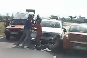 Bătaie în trafic. O persoană a ajuns la spital, alte două, reţinute (Video)