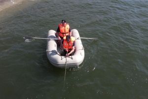 Persoană cautată în Olt după ce barca în care se afla s-a spart