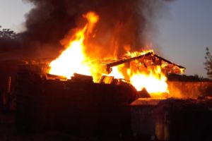 Imagini terifiante la Medgidia. Flacarile au cuprins garajul unei firme de salubrizare (galerie foto)