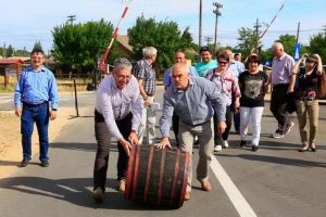 Propagandă la butoi: Şeful Consiliului Judeţean, Pásztor Sándor, taie panglici la drumuri cu care n-are nicio treabă