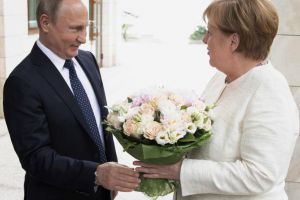 Merkel în vizită la Putin – trandafiri albi, însă cu spini