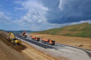 Pe lotul 4 din autostrada Lugoj – Deva muncitorii sunt pe teren la lucru