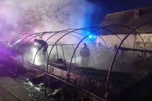 Solar făcut scrum. Pompierii au reuşit să limiteze extinderea incendiului