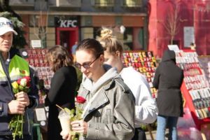 FOTO. Poliţiştii timişeni au oferit flori şi mărţişoare doamnelor şi domnişoarelor în prima zi de primăvară