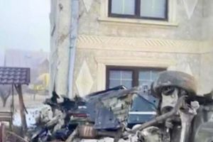 S-au trezit cu maşina la etaj! Accident incredibil în această dimineaţă