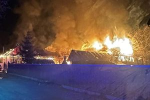 Incendiu la mai multe locuinţe din Poiana Sărată; fără victime, două persoane cu atacuri de panică