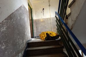 Bărbat găsit mort într-un apartament. Poliţia a demarat o anchetă
