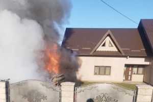 FOTO Accident neobişnuit pe DN 15C. O maşină a luat foc după ce a lovit o casă. Două femei rănite