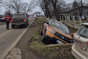 FOTO Accident în această după-amiază pe un drum judeţean din Botoşani! Unei femei i s-a făcut rău la volan