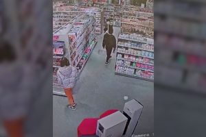 VIDEO Poliţia a reţinut trei adolescente din gruparea care vandaliza şi fura din magazine