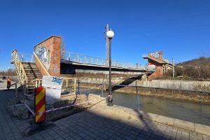 Aleea de promenadă de pe malul Bârzavei avansează: începe demolarea pasarelei nr. 3