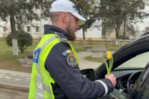 Surpriza in trafic, de 1 Martie. Politistii constanteni au oferit flori soferitelor (VIDEO)