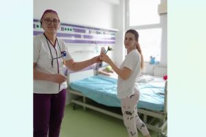FOTO: Arimex Comexim 2000 si Asociatia Suflete deschise au adus primavara in dar pentru femeile si fetitele din spitalele din Constanta  
