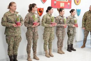 FOTO. Flori si martisoare pentru forta feminina a Brigazii 9 Mecanizata Marasesti Constanta
