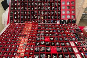 Cu mărţişorul începe primăvară! Sute de modele vă aşteaptă în târgul din Piaţa Mihai Viteazul Târgovişte