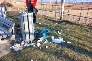 Drumarii, supăraţi pe gunoaiele menajere aruncate în parcări