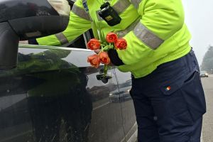Flori oferite de poliţişti, în trafic, de 1 Martie