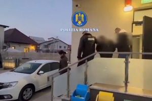VIDEO: Reţinut după ce a furat bani dintr-o maşină şi a încercat să spargă, cu levierul, un aparat de efectuat plăţi