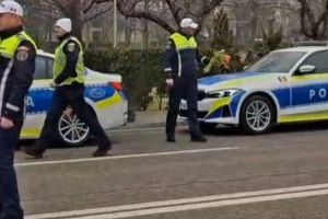 VIDEO: Surpriză în trafic, de 1 Martie! Ce le-au oferit poliţiştii doamnelor şi domnişoarelor