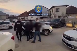 VIDEO: Reţinut după ce a furat bani dintr-un autoturism