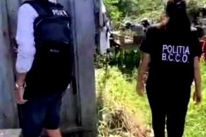 Sentinţă pentru femeia acuzată că şi-a pus fiica de 13 ani să întreţină relaţii sexuale cu fostul învăţător, dar şi pentru bărbatul de 71 de ani