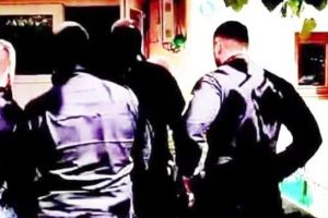 Femeia acuzată că şi-a pus fiica de 13 ani să întreţină relaţii sexuale cu fostul învăţător, condamnată! Bărbatul de 71 de ani a primit 9 ani de închisoare, fiind obligat să-i plătească fetiţei 100.000 de euro daune morale