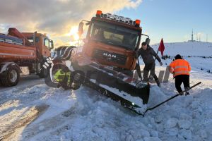 VIDEO: Încă un episod de viscol pe Transalpina. Drumarii, blocaţi în zăpadă!
