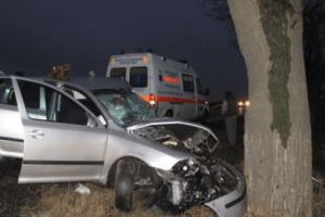 Un sătmărean a băut toată noaptea, apoi s-a urcat la volan şi a pornit la drum. A intrat cu maşina într-un copac