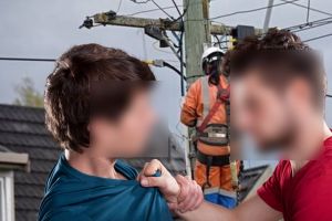 Un sătmărean a atacat un angajat care efectua lucrări la reţeaua electrică. L-a înjurat, apoi l-a strâns de gât