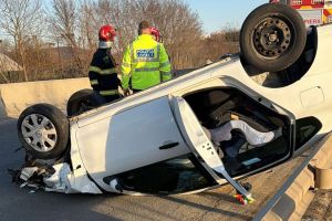Accident pe DN1, lângă Șelimbăr: una dintre maşini s-a răsturnat / foto video