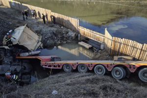Accident grav pe Valea Oltului: un TIR s-a răsturnat într-un şanţ / foto video