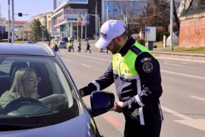 Zâmbete în trafic: şoferiţele din Sibiu, trase pe dreapta şi “amendate” cu flori şi mărţişoare / foto