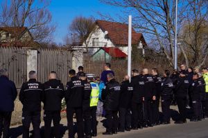 Momente emoţionante la Cisnădie: colegii fostului poliţist local călcat de o maşină în 2024, s-au strâns să îl comemoreze / foto