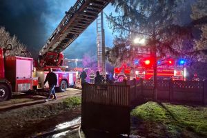 Incendiu la biserica din Viişoara / Întregul lăcaş, afectat de flăcări