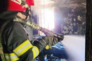 ULTIMA ORĂ O femeie de 70 de ani, transportată la spital cu arsuri grave după ce i-a luat foc casa
