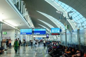 ULTIMA ORĂ Zeci de copii din Vrancea, blocaţi pe aeroportul din Dubai! Un părinte: „Este o situaţie critică!”